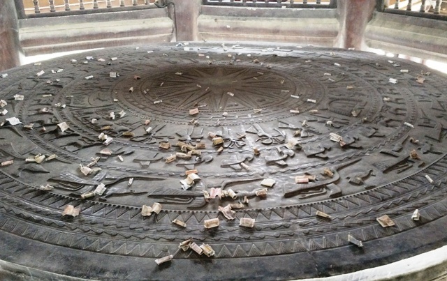 Chùa trưng biển cấm, khách vẫn sờ tượng, “ép” Phật nhận tiền - 9 Tại Đại hồng chung du khách ném tiền lẻ phủ khắp mặt trống đồng. Mặc cho lực lượng bảo vệ đã nhắc nhở nhưng nhiều người vẫn cứ vô tư ném tiền lẻ vào khi đến đây tham quan