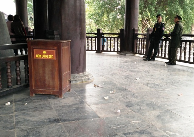 Chùa trưng biển cấm, khách vẫn sờ tượng, “ép” Phật nhận tiền - 11 Mặc dù có hòm công đức nhưng du khách vẫn bỏ tiền bên ngoài, vương vãi khắp nơi.