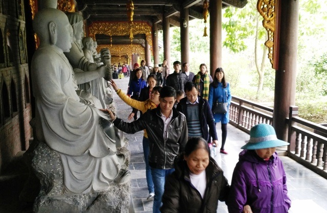 Chùa trưng biển cấm, khách vẫn sờ tượng, “ép” Phật nhận tiền - 5
Mặc cho nhà chùa cùng ban quản lý đã trưng biển cấm sờ tượng, mỗi ngày vẫn có hàng nghìn lượt người khi đi lễ chùa, tham quan qua đây vẫn vô tư dùng tay sờ vào tượng Phật.