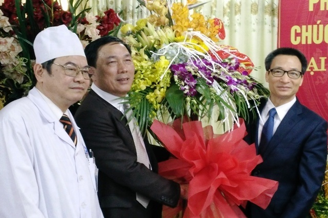 Phó Thủ tướng Vũ Đức Đam: Bệnh viện công hay tư đều là chữa bệnh cho dân! - 3 Phó Thủ tướng tặng hoa chúc mừng Ngày thầy thuốc Việt Nam các bác y bác sĩ, lãnh đạo bệnh viện đa khoa Hợp Lực Thanh Hóa