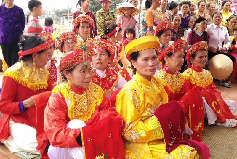 Dân làng Thiều cùng nhau góp lễ ăn Tết lại - 10 Đội Tế nữ thường là những phụ nữ cao tuổi trong làng, còn sức khỏe. Đây là nghi lễ bắt buộc và không thể thiếu trong ngày ăn Tết lại ở làng Thiều