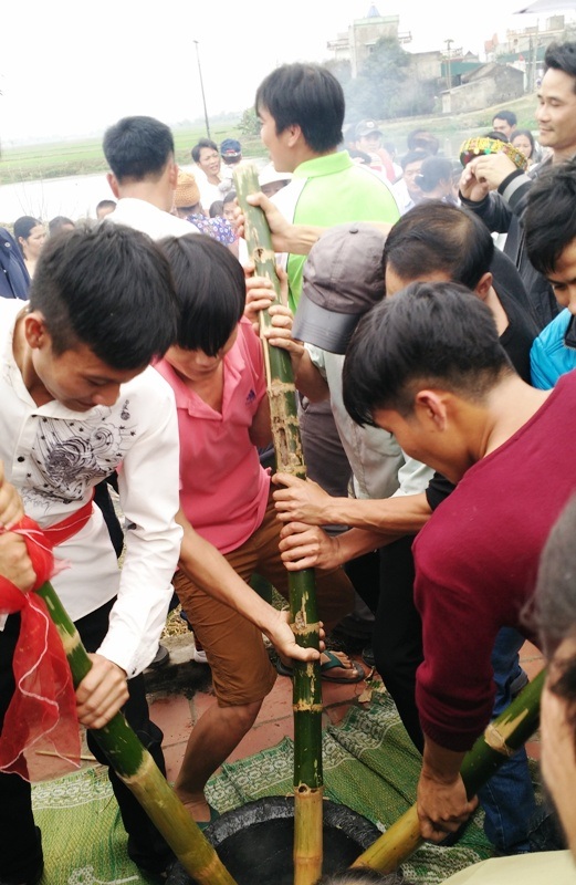 Dân làng Thiều cùng nhau góp lễ ăn Tết lại - 12 Các nam thanh niên khỏe nhất được tham gia vào cuộc chơi thi dã bánh giầy. Đây vừa là phần thi vừa là tục lệ để làm bánh giầy góp lễ dâng lên làm lễ tế thành hoàng làng.