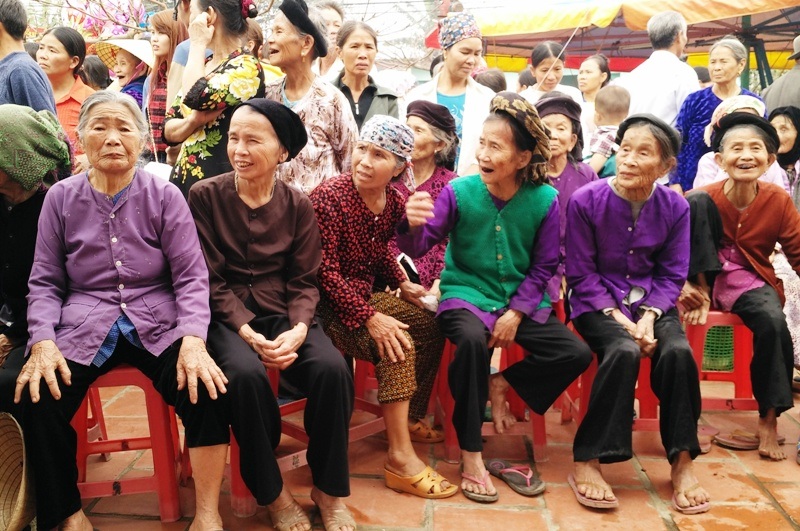 Dân làng Thiều cùng nhau góp lễ ăn Tết lại - 5 Tuổi đã cao, sức đã yếu nhưng nhiều cụ bà trong làng Thiều vẫn cố gắng ra sân đình để cùng con cháu vui ngày ăn Tết lại. Đây không chỉ là nét đẹp văn hóa được lưu truyền hàng trăm năm nay mà còn là nơi để người dân làng Thiều thêm tình đoàn kết với nhau, cùng cầu mong năm mới tốt lành.