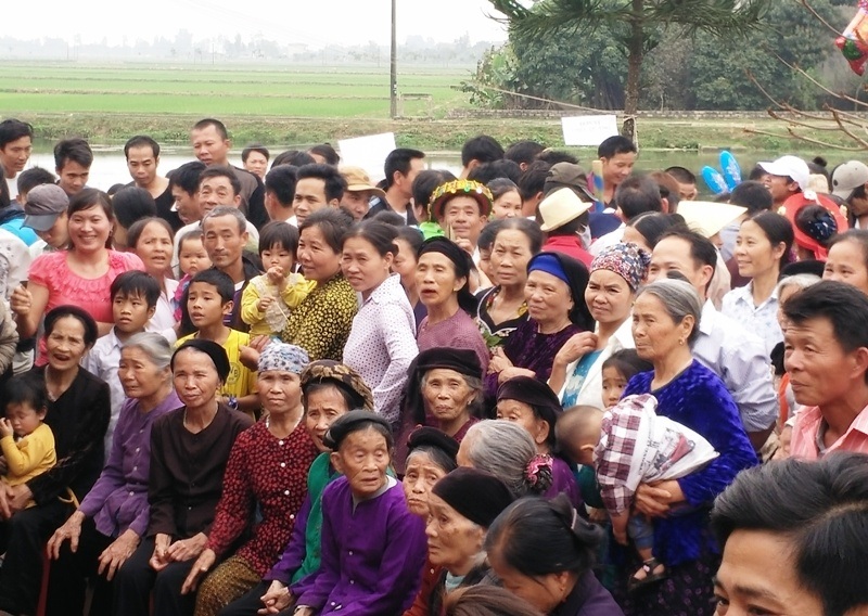 Dân làng Thiều cùng nhau góp lễ ăn Tết lại - 7 Niềm tự hào của người dân làng Thiều, xã Cầu Lộc ngoài ngày tục lệ ăn Tết lại có một không hai thì tại làng còn có phiên chợ cầu may, họp mỗi năm chỉ có một lần vào ngày 26 tháng Chạp