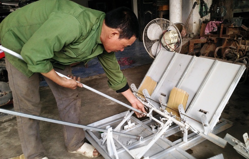 Máy cấy “không động cơ” của lão nông Ninh Bình - 7
Chiếc máy cấy không động cơ của ông Dung tiện lợi tới mức có thể dùng tay để lắp ráp các bộ phận, một người có thể tự đưa ra đồng, tự điều khiển để cấy được. Mỗi ngày chiếc máy cấy này cấy được hơn 1 xào lúa. Khoảng cách từng khóm lúa từ 18 - 20cm, gần hơn so với máy cấy động cơ (25 - 30cm).