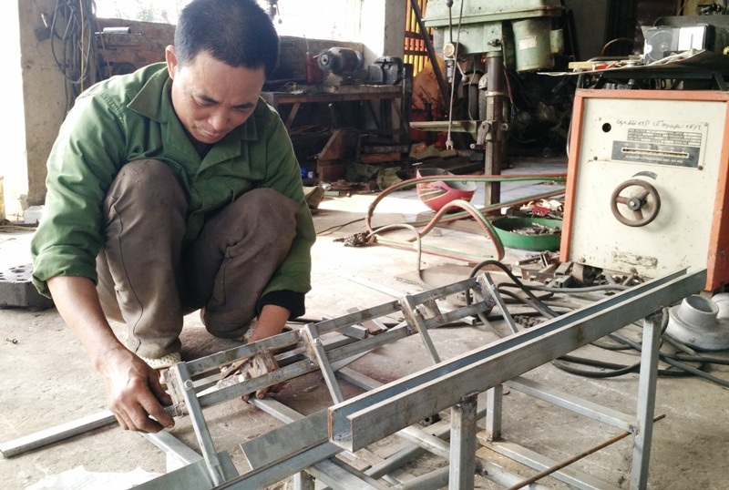 Máy cấy “không động cơ” của lão nông Ninh Bình - 4
Ông Dung cho biết, ban đầu khi mới bắt tay vào làm thấy rất khó vì chỉ xem mô hình chiếc máy cấy qua tivi và mạng. Thế rồi ông cứ mày mò, từ thực tế ruộng đồng, nghiên cứu từng chi tiết cụ thể để lắp ráp thành chiếc máy cấy không cần đến động cơ mà vẫn hoạt động được.