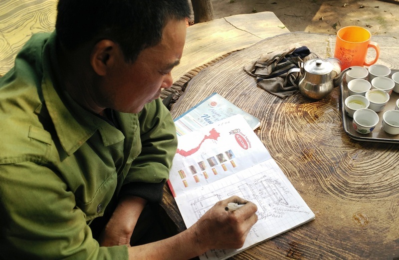 Máy cấy “không động cơ” của lão nông Ninh Bình - 2
Đứa con tin thần của ông Dung ra đời sau nhiều năm thấu hiểu được những khó nhọc của bà con nông dân mỗi khi vụ cấy đến. Ban ngày ông làm thợ sửa xe máy, gò hàn, cơ khí, đêm đến ông lại mang cuốn vở học sinh ra nghiên cứu, vẽ mô hình, lên ý tưởng cho đứa con tinh thần của mình.