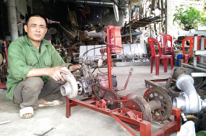 Máy cấy “không động cơ” của lão nông Ninh Bình - 15
Trước đó nhiều năm, ông Dung được người dân trong vùng biết đến với sáng chế độc đáo là chiếc máy 2 trong 1 vừa kéo và bơm nước. Chiếc máy này của ông được nhiều người ưa chuộng. Đến nay ông đã xuất xưởng lên đến hơn 1.000 chiếc, có thời điểm một ngày ông bán cả chục cái máy với giá 3 triệu đồng/cái