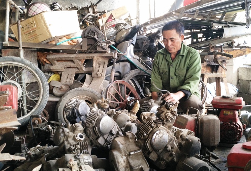 Máy cấy “không động cơ” của lão nông Ninh Bình - 12
Trong nhà ông Dung luôn có hàng chục chiếc xe máy cũ. Ông mua về để phá bỏ lấy các bộ phận cần thiết chế tạo cho chiếc máy cấy của mình. Ông cho hay, bộ phận xe máy cũ nếu bán sắt vụn thì không đáng giá gì, nhưng khi chế lại để dùng cho việc khác lại rất bền. Vì thế các sản phẩm ông làm ra từ xe máy hư luôn có độ bền đẹp và độ chính xác rất cao