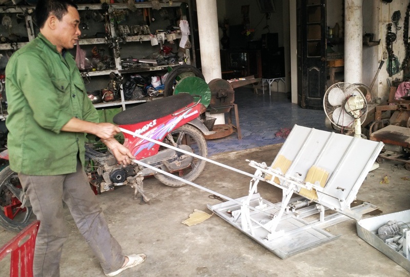 Máy cấy “không động cơ” của lão nông Ninh Bình - 10
Nguyên tắc hoạt động của chiếc máy cấy không động cơ này là người điều khiển đi trước quay đầu về phía máy, một tay kéo máy còn tay kia điều khiển để bộ giàn cò gắp mạ cấy xuống ruộng. Các chi tiết tự động di chuyển bằng xích xe máy cũ và các con lăn.