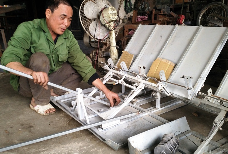 Máy cấy “không động cơ” của lão nông Ninh Bình - 9
Mỗi chiếc máy cấy không động cơ ông Dung bán ra chỉ khoảng 5 triệu đồng. Trừ chi phí, công sản xuất, ông chỉ được lãi từ 1 - 2 triệu đồng/máy. Từ khi sản xuất đến nay ông đã bán được gần 50 chiếc cho bà con nông dân trong tỉnh và ngoài tỉnh. Có những người từ Thanh Hóa cũng tìm đến để mua máy cấy của ông. Hiện nay cơ sở của ông đang đẩy mạnh sản xuất vì có đơn vị đã đặt mua cả chục chiếc máy cấy này về thí điểm tại địa phương.