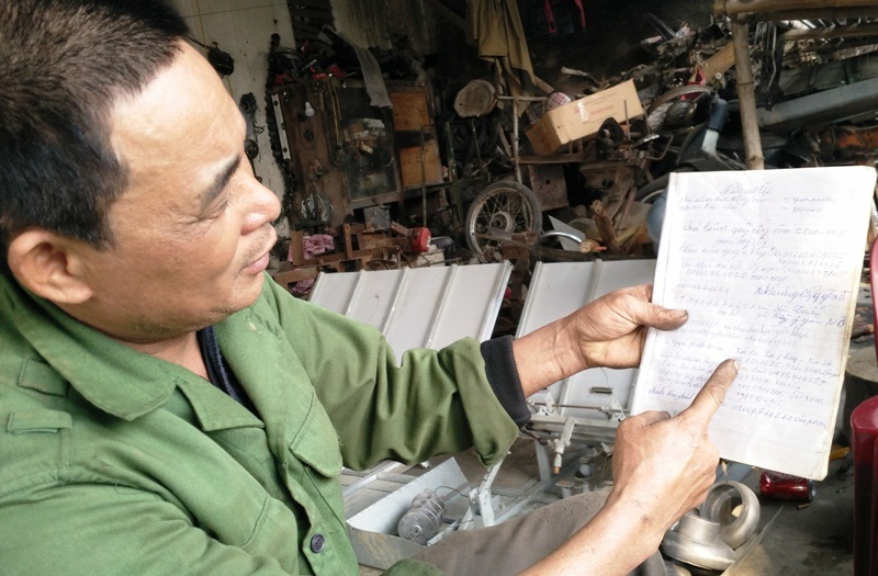 Máy cấy “không động cơ” của lão nông Ninh Bình - 11
Cuốn sổ nhỏ ông Dung ghi lại chi chít tên và số điện thoại của những người đã mua máy cấy về sử dụng. Ai cũng thích thú với chiếc máy cấy này của ông Dung vì từ nay chi phí mỗi vụ cấy không còn cao, không còn phải vất vả.
