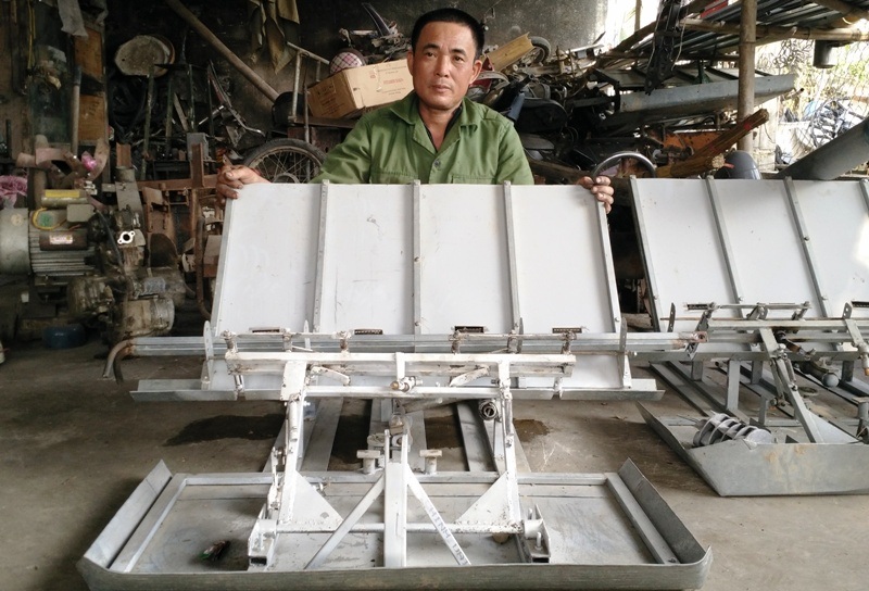 Máy cấy “không động cơ” của lão nông Ninh Bình - 1
Sau hai năm mày mò nghiên cứu, tháng 12 năm 2015 nông dân Vũ Văn Dung, xã Yên Mạc, huyện Yên Mô (Ninh Bình) đã cho ra đời chiếc máy cáy không động cơ với nhiều ưu việt, được nhiều nông dân lựa chọn.