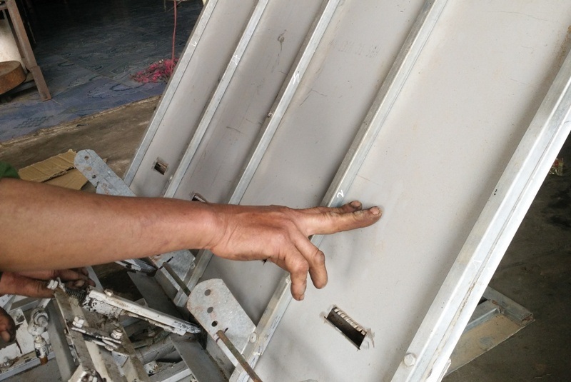 Máy cấy “không động cơ” của lão nông Ninh Bình - 6
Cũng giống như máy cấy có động cơ, máy cấy không cần động cơ của ông Dung cũng có giá để mạ. Tuy nhiên, mạ không cần phải gieo vào khay mà chỉ cần gieo dưới nền gạch, xi măng hoặc nền đất bằng phủ bao bì hoặc ni-lông.