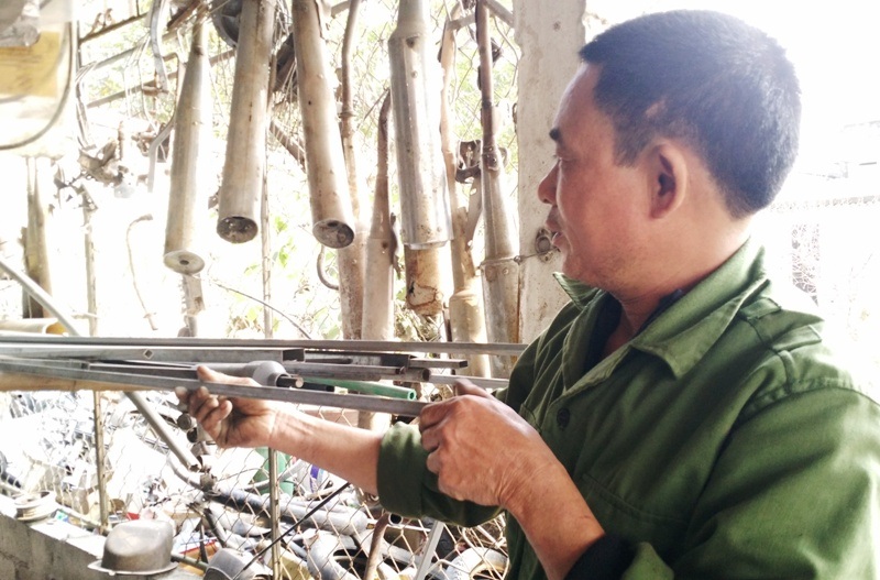Máy cấy “không động cơ” của lão nông Ninh Bình - 13
Ông Dung hướng dẫn cách gieo mạ, chỉ cần đập thanh sát U dày 1cm xuống nền nhà, sau đó trộn bùn với 30% vỏ trấu cán phẳng rồi gieo mạ lên trên. Mạ gieo đều khi cấy máy sẽ gấp và cấy đều đẹp.