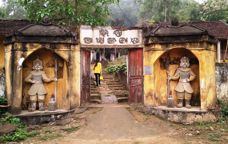 Tan hoang Di tích quốc gia đền thờ Trịnh Khả - 1 Trịnh Khả (1391 – 1451) là một danh tướng tài ba, có tài thao lược và chủ chốt trong cuộc khởi nghĩa Lam Sơn dưới sự chỉ huy của Lê Lợi. Ông cũng là một trong những bậc khai quốc công thần, làm quan dưới ba triều vua Lê. Với những công lao to lớn, ông được vua cho xây dựng đền thờ tại quê hương là làng Kim Bôi, tổng Sóc Sơn (nay là làng Giang Đông, xã Vinh Hòa, huyện Vĩnh Lộc, tỉnh Thanh Hóa).
