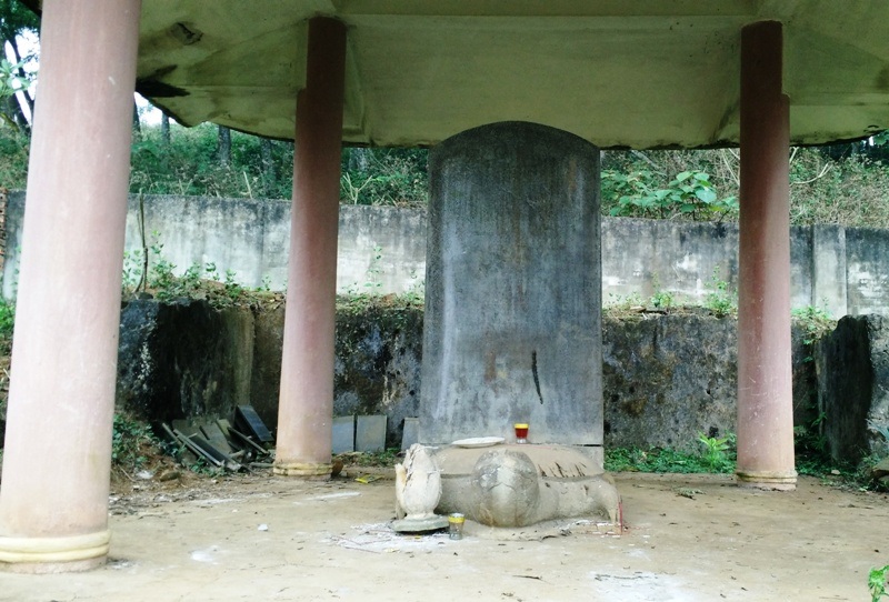 Tan hoang Di tích quốc gia đền thờ Trịnh Khả - 12 Bia đá ghi nhận thân thế và sự nghiệp của Trịnh Khả được làm bằng đá xanh nguyên khối đặt trên lưng rùa. Bia có kích thước cao 1,30m, rộng 70cm, dày 0,02m. Đây là tấm bia độc đáo được soạn niên hiệu Thái Hòa thứ 6 (1447) đời vua Lê Nhân Tông với nhiều trạm khắc tinh xảo, bia hình vòng cung khắc hai bông cúc hóa long chầu vào nhau. Bia toàn văn chữ Hán khắc kiểu chữ Khải, khoảng 22 dòng, mỗi dòng từ 2 đến 70 chữ.