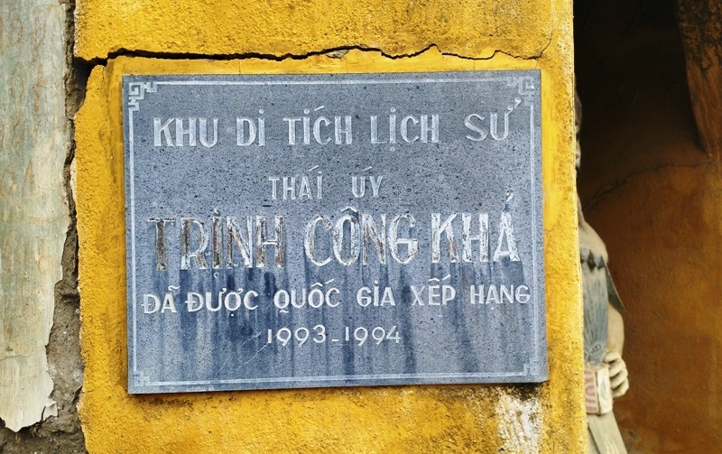 Tan hoang Di tích quốc gia đền thờ Trịnh Khả - 2 Năm 1993, Đền thờ Trịnh Khả được Bộ Văn hóa – Thông tin (nay là Bộ Văn hóa – Thể thao & Du lịch) công nhận là Di tích lịch sử văn hóa cấp quốc gia. Nhiều hạng mục công trình tại đền thờ Trịnh Khả được địa phương xây dựng, tôn tạo, nâng cấp trong lễ đón bằng công nhận. Đây là ngôi đền thiêng, nằm trên một triền đồi lớn, quay mặt về hướng Nam nhìn ra dòng sông Mã.