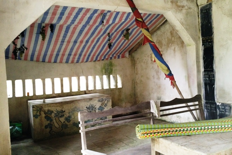 Tan hoang Di tích quốc gia đền thờ Trịnh Khả - 9 Do bị xuống cấp nghiêm trọng nên mái nhà Tiền đường bên trong phải che bạt, các đồ thờ phải chuyển đi nơi khác, ngôi nhà này đang phải bỏ trống do có thể sập bất cứ lúc nào.