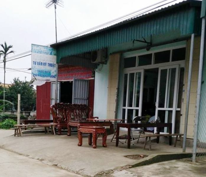 Nữ sinh lớp 11 bị máy bơm nước cuốn tóc, tử vong - 1
Khoảng sân trước nhà em L., nơi anh Thanh ngã đập đầu tử vong.