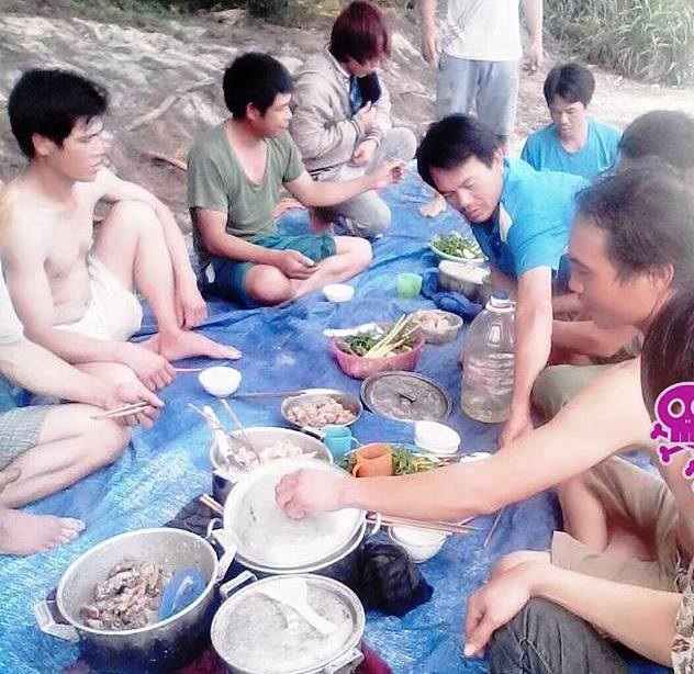 Gian nan nghề "vớt vàng trắng" trên biển - 11 Dù khó khăn, vất vả nhưng vụ sứa là nguồn thu nhập chính trong năm của ngư dân nên số hộ gia đình tham gia đánh bắt sứa trên đảo ngày càng nhiều. Trung bình mỗi năm ngư dân thu nhập cả 100 – 200 triệu từ sứa.