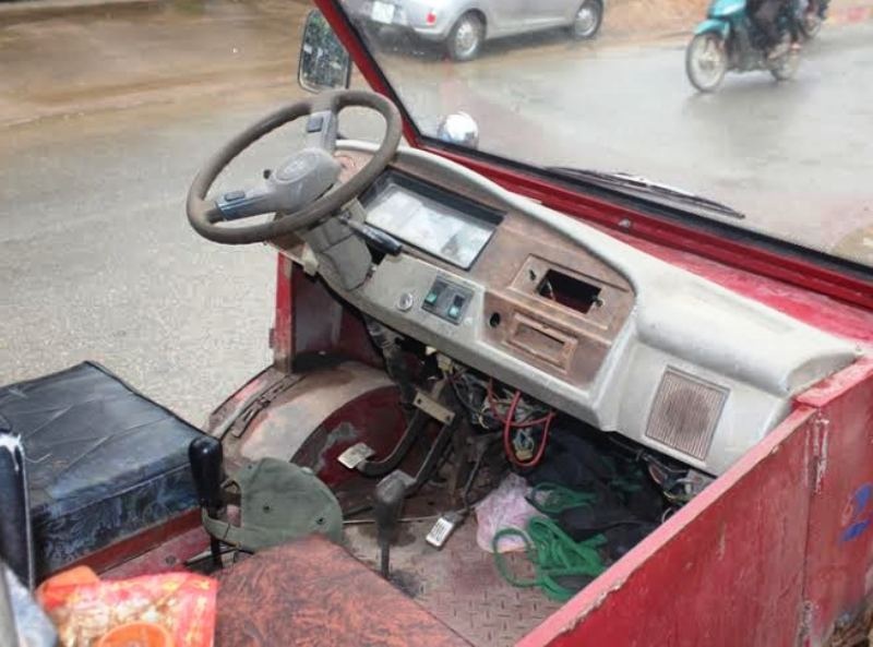 Ninh Bình: CSGT ráo riết truy quyét “xe mù” - 4 Các bộ phận trên xe đều bị hư hỏng nặng nhưng vẫn được lưu thông trên đường gây mất ATGT. Chiếc xe này sau khi tịch thu sẽ đấu giá bán sắt vụn