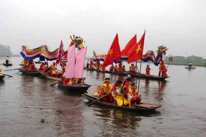 Độc đáo nghi lễ rước nước dâng vua Đinh Tiên Hoàng - 3 Từ bờ sông Hoàng Long, đoàn sẽ di chuyển bằng thuyền ra giữa sông để chuẩn bị cho nghi thức xin nước