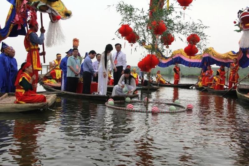 Độc đáo nghi lễ rước nước dâng vua Đinh Tiên Hoàng - 6 Nghi lễ xin lấy nước của chủ đoàn xong, hai thiếu nữ sẽ dùng chiếc bình nhỏ lấy nước từ dòng sông lên đưa cho người được giao nhiệm vụ dâng nước vào bình lớn. Nghi thức này sẽ được lặp đi, lặp lại 9 lần sau đó đoàn rước nước sẽ quay vào bờ để trở về đền vua Đinh