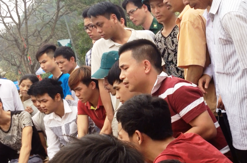 Có người mất cả chục triệu đồng khi tham gia cá cược trong hội thi chọi gà