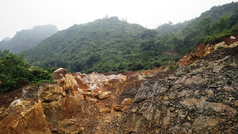 Vụ khai thác đất rừng trái phép: Do xã buông lỏng quản lý - 2 Đất rừng bị khai thác tan hoang gây ảnh hưởng đến môi trường sinh thái nghiêm trọng nhưng chưa có cá nhân, tổ chức nào bị xử lý theo quy định