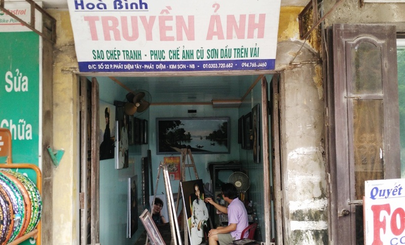 Chuyện chưa biết về bức tranh “Đức mẹ Việt Nam” giá 5.000 USD - 3 Phòng tranh nhỏ ở thị trấn Phát Diệm nơi họa sĩ Nam Phong từng làm việc trong thời gian dài, nơi đây ông đã sáng tác ra bức tranh Đức mẹ Việt Nam nổi tiếng thế giới. Hiện con trai ông là họa sĩ Hòa Bình đang thừa hưởng phòng tranh này.