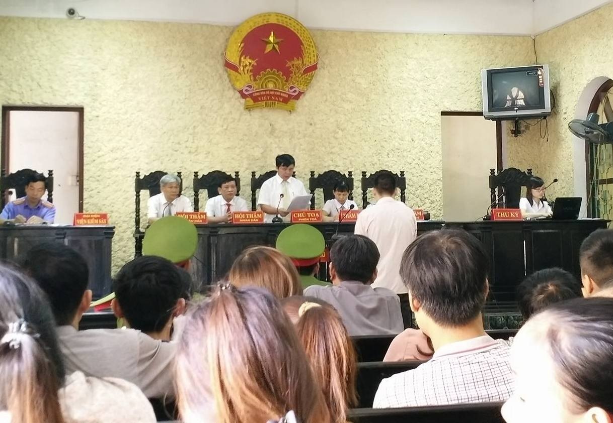 Con giết mẹ vì ngăn hút thuốc lá trong phòng - 1 Phiên tòa xét xét Vũ Tuấn Dũng tội giết người.