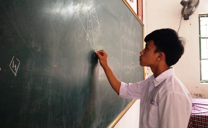 
Ngoài thời gian học trên lớp, cậu học trò có dáng người nhỏ thỏ, vầng trán thông minh còn rất đam mê sáng tạo khoa học kỹ thuật.
