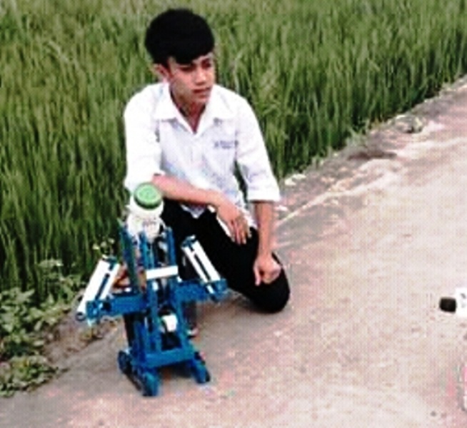 Cậu học trò nghèo bên chiếc máy phun thuốc trừ sâu đa năng (ảnh: NVCC)