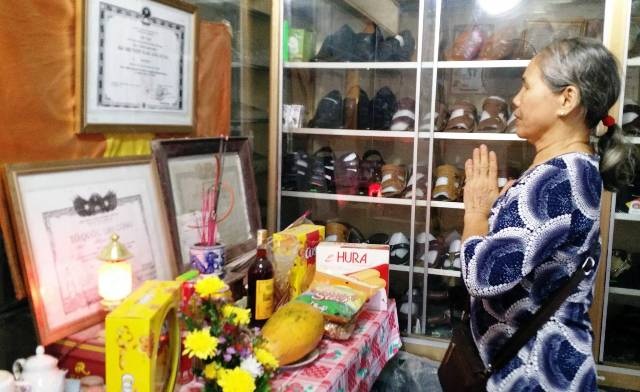 Vụ tìm công lý 35m2 đất: Đau đáu nỗi lo mất nơi thờ tự liệt sĩ trước ngày 27/7 - 2 Diện tích 35m2 đất được nhà nước đền ơn đang đực gia đình liệt sĩ làm nơi thờ tự 1 Bà mẹ VNAH, 2 liệt sỹ chống Pháp (ảnh: Thái Bá)