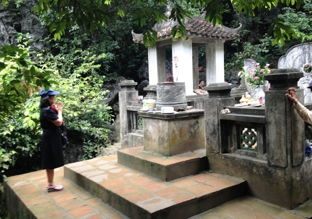 Toàn cảnh khu lăng mộ vua Đinh trên đỉnh núi Mã Yên