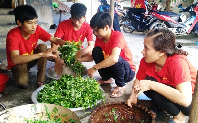 Tiết kiệm tiền để nấu cơm miễn phí phục vụ thí sinh - 3 Để có bữa cơm cho các thí sinh, anh Đại cùng các bạn tình nguyện viên phải dậy từ lúc 4h sáng hàng ngày
