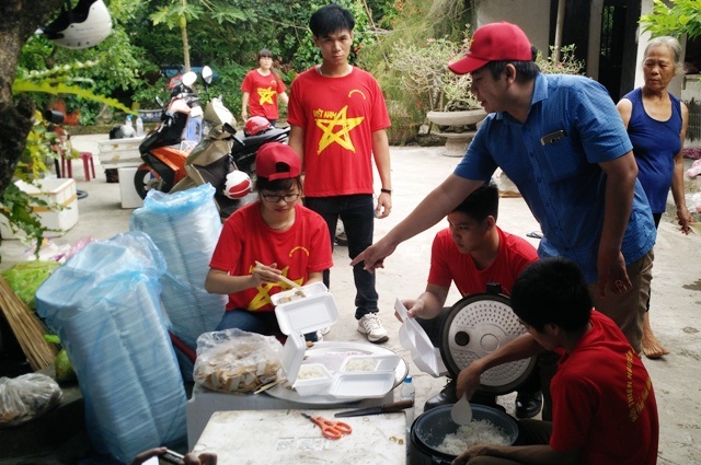 Tiết kiệm tiền để nấu cơm miễn phí phục vụ thí sinh - 1
Anh Phạm Văn Đại đang nhắc nhở các tình nguyện viên cẩn thận, chu đáo chuẩn bị từng suất cơm cho sĩ tử.