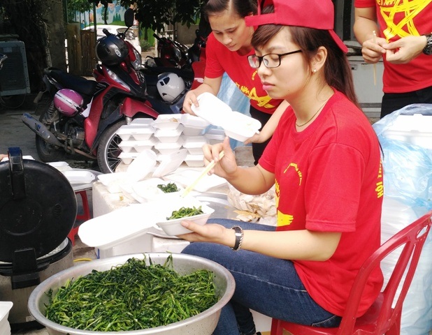 Tiết kiệm tiền để nấu cơm miễn phí phục vụ thí sinh - 4
Mỗi suất cơm đầy đủ thức ăn mặn, canh, rau như: Thịt kho dừa, chả, rau muống xào, canh ngao.