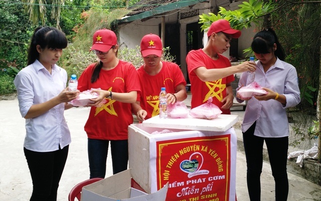 Tiết kiệm tiền để nấu cơm miễn phí phục vụ thí sinh - 5 Các thí sinh vui mừng nhận từng hộp cơm, nước uống miễn phí sau buổi thi.