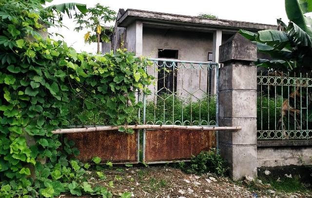 Công trình nước sạch biến thành... chuồng bò - 3 Công trình nước sạch xã Gia Phương xây dựng được khoảng 60% rồi đắp chiếu gần 10 năm qua.