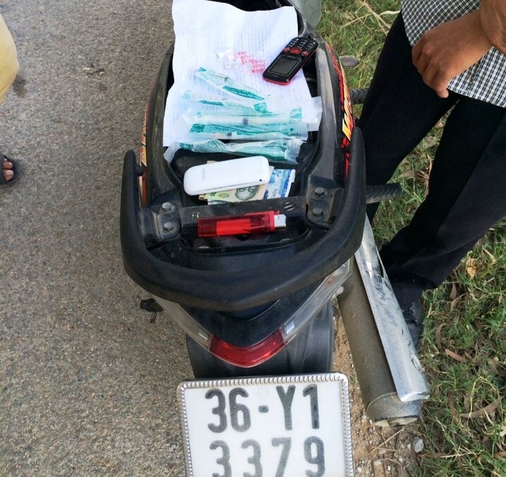 CSGT dừng xe vi phạm, phát hiện ma túy giấu trong cốp - 2 Tang vật vụ án bị lực lượng CSGT thu giữ.