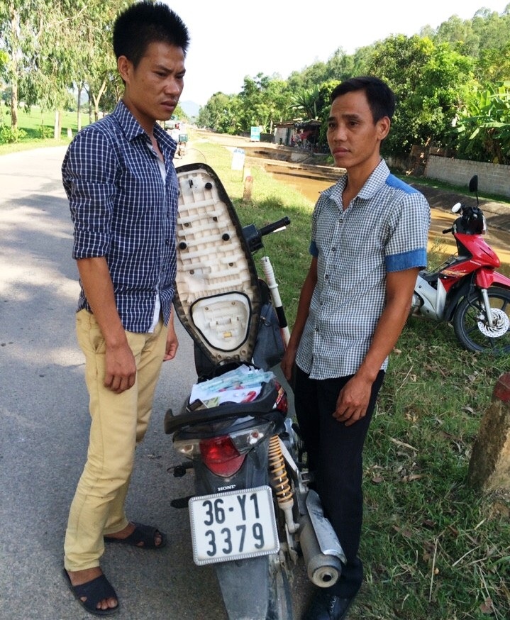 CSGT dừng xe vi phạm, phát hiện ma túy giấu trong cốp - 1 Hai đối tượng đi trên xe máy không đội mũ bảo hiểm, vận chuyển ma túy bị CSGT huyện Hậu Lộc bắt giữ.