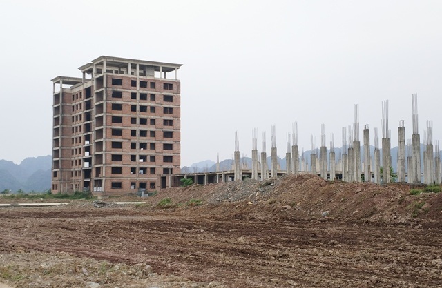 Trường đại học trăm tỷ đồng “đắp chiếu” nhiều năm vì… thiếu vốn - 1 Công trình dự án trường ĐH Hoa Lư được đầu tư xây dựng với số vốn hơn 420 tỷ đồng (ảnh: Thái Bá)