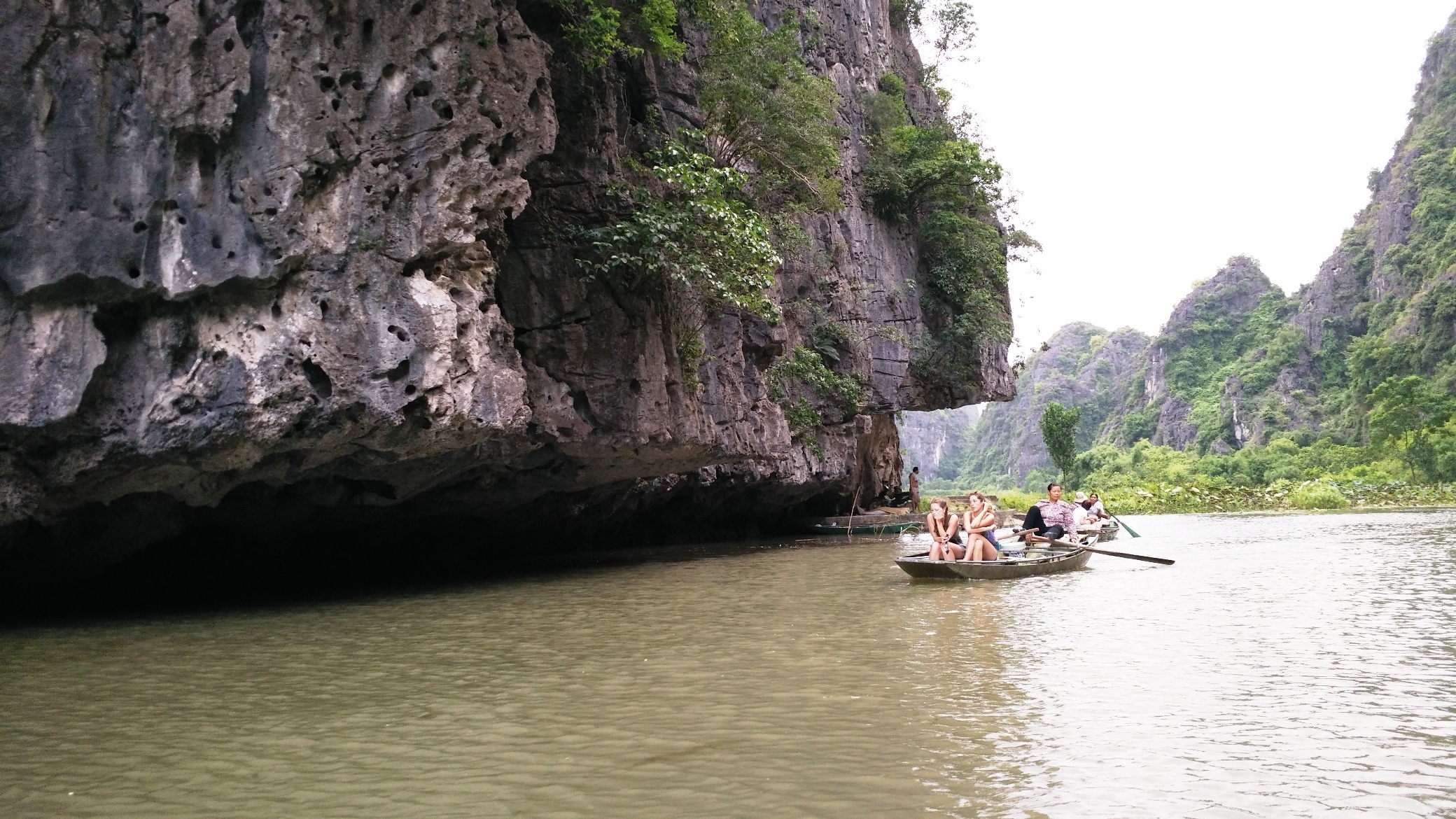 Tam Cốc – Bích Động đẹp "hút hồn" mùa sen nở - 2 Nhiều du khách nước ngoài tìm đến chiêm ngắm vẻ đẹp hoang sơ, tự nhiên nơi đây