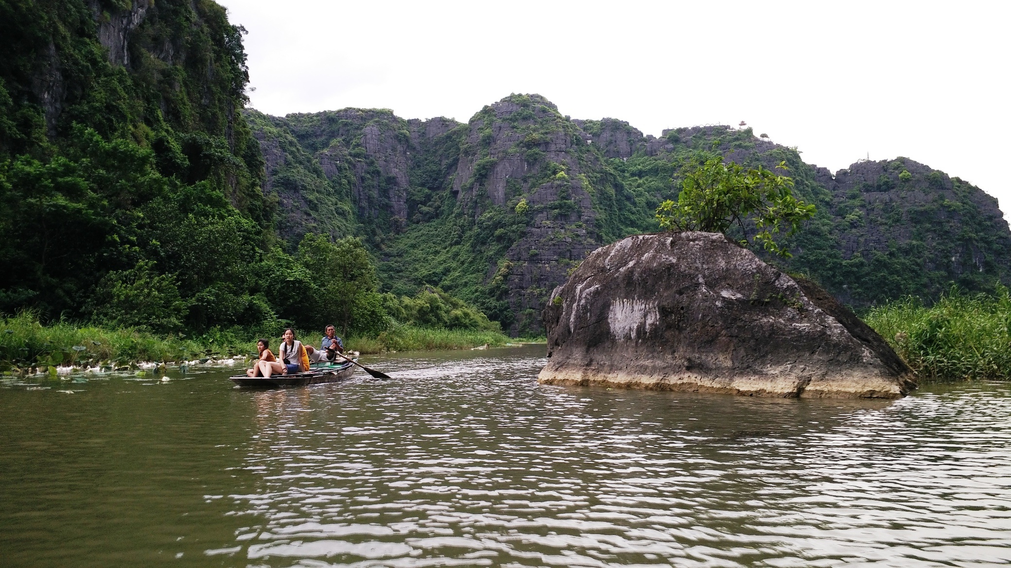 Tam Cốc – Bích Động đẹp "hút hồn" mùa sen nở - 3 Để tham quan Tam Cốc - Bích Động chỉ có duy nhất một con đường thủy.
