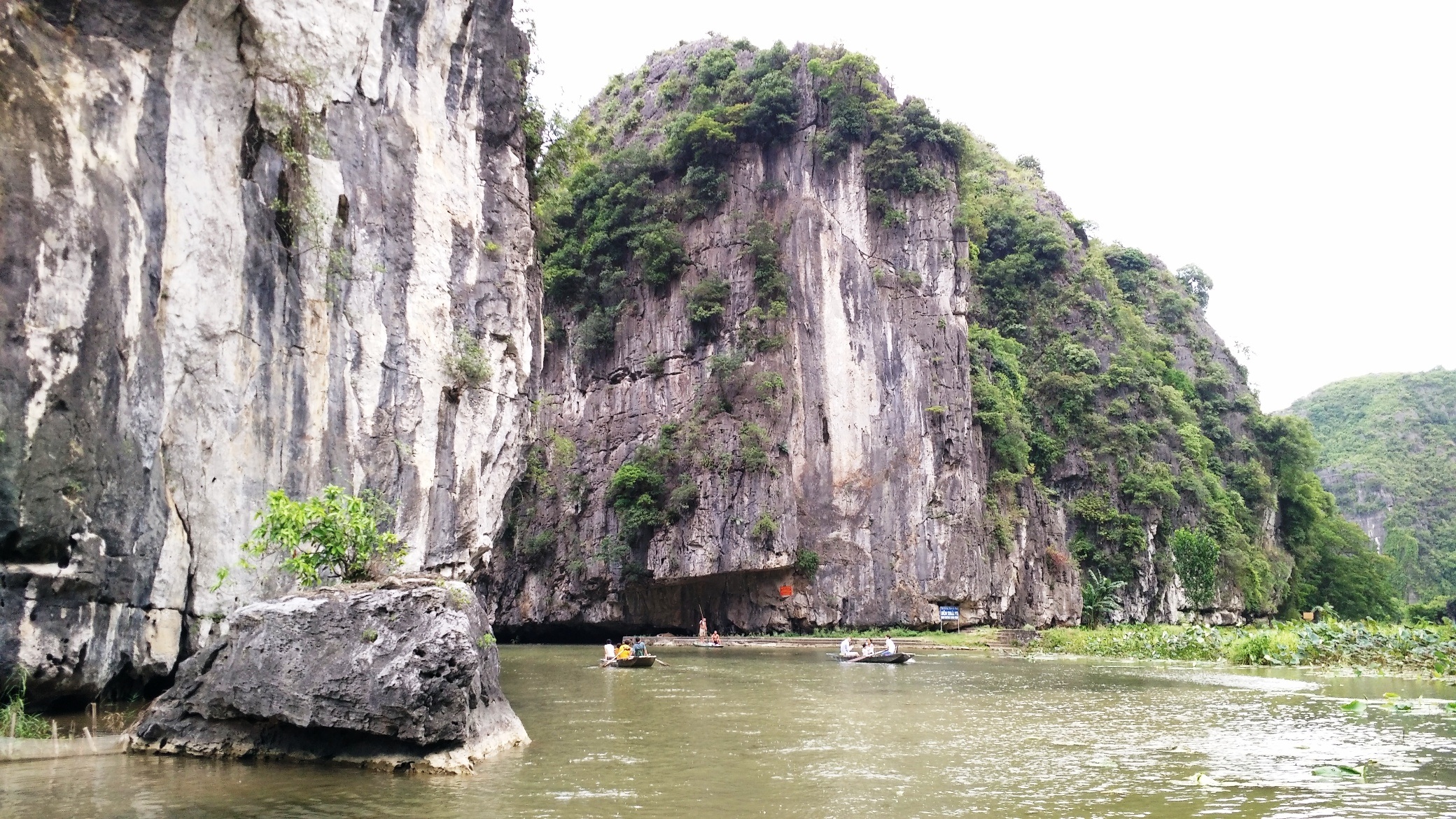 Tam Cốc – Bích Động đẹp "hút hồn" mùa sen nở - 4 Du khách đi đò trên sông Ngô Đồng chảy qua những núi đã vôi cao sừng sững, vượt qua 3 hang lớn để đến với những khung cảnh nên thơ tại Tam Cốc