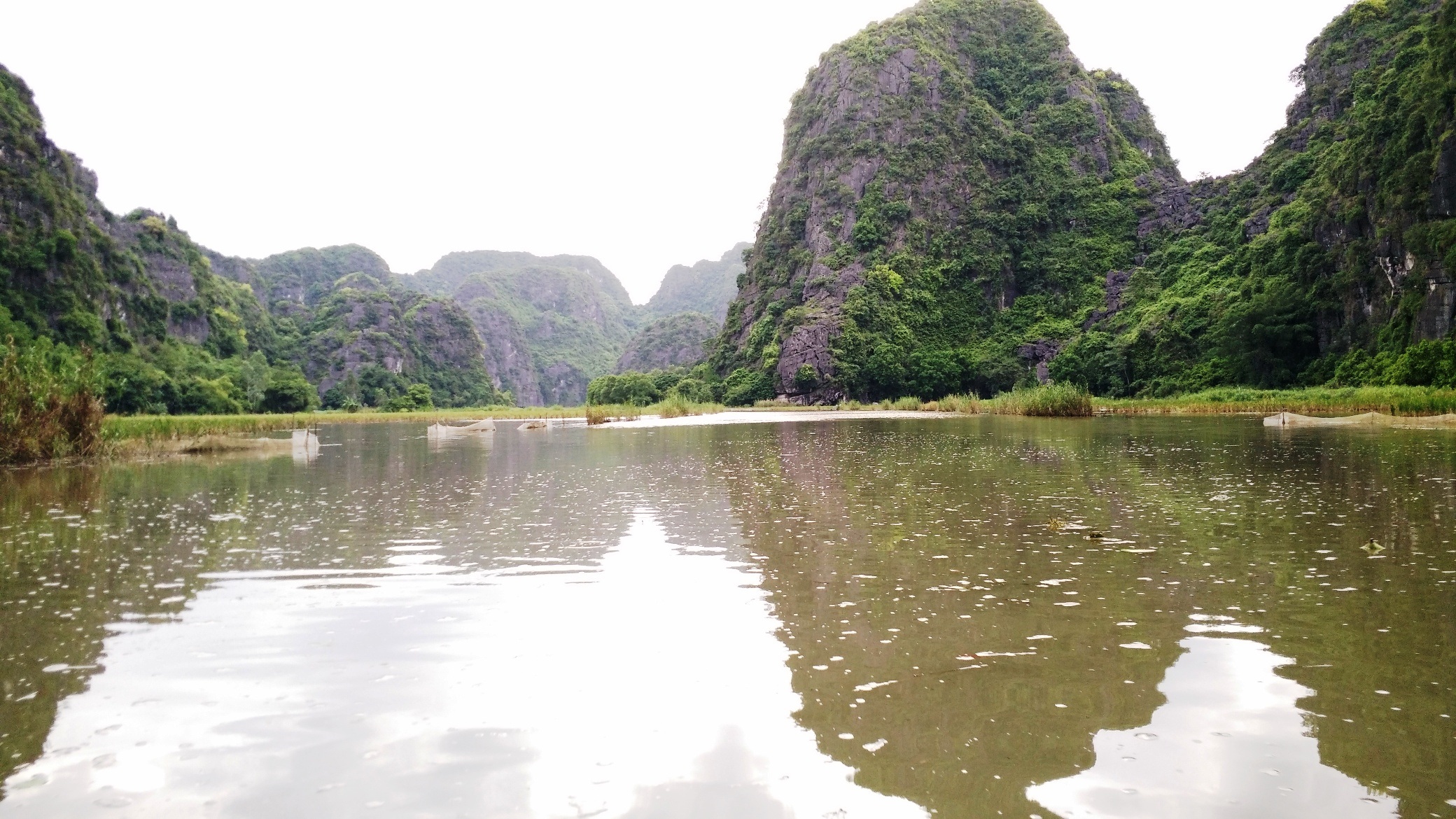 Tam Cốc – Bích Động đẹp "hút hồn" mùa sen nở - 7 Những ngọn núi đá vôi cao vút in bóng xuống dòng sông Ngô Đồng