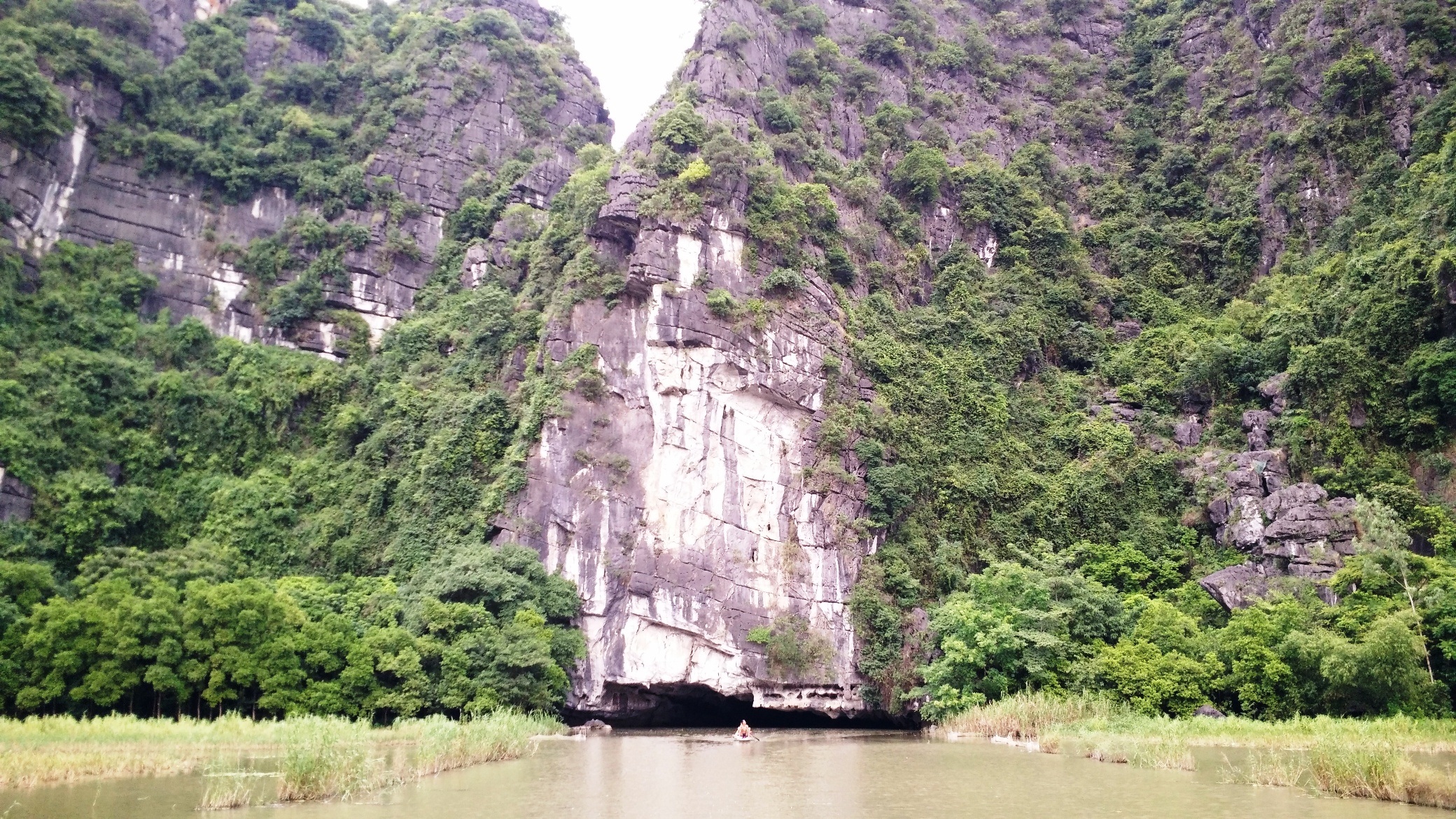 Tam Cốc – Bích Động đẹp "hút hồn" mùa sen nở - 8 Một hang lớn nằm sâu trong lòng núi, bên trong hang nước chảy qua rất kỳ vĩ.