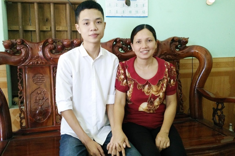 Gặp cậu học trò trường làng thủ khoa 3 khối thi - 2 Em Dự bên mẹ trong niềm vui mừng vì đỗ đại học với số điểm cao